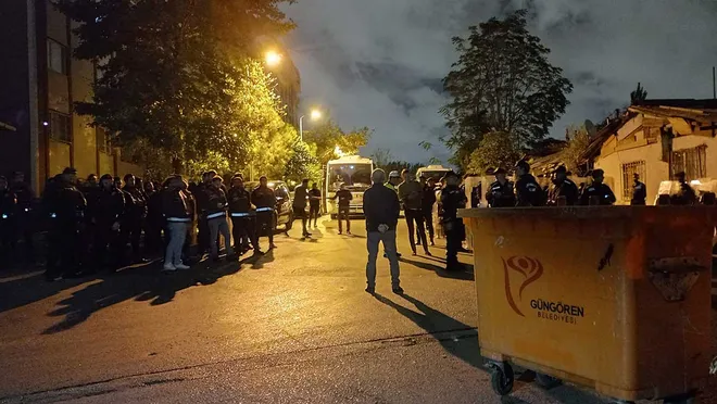 Sokaklar kapatıldı: Tozkoparan'a polisten şafak baskını