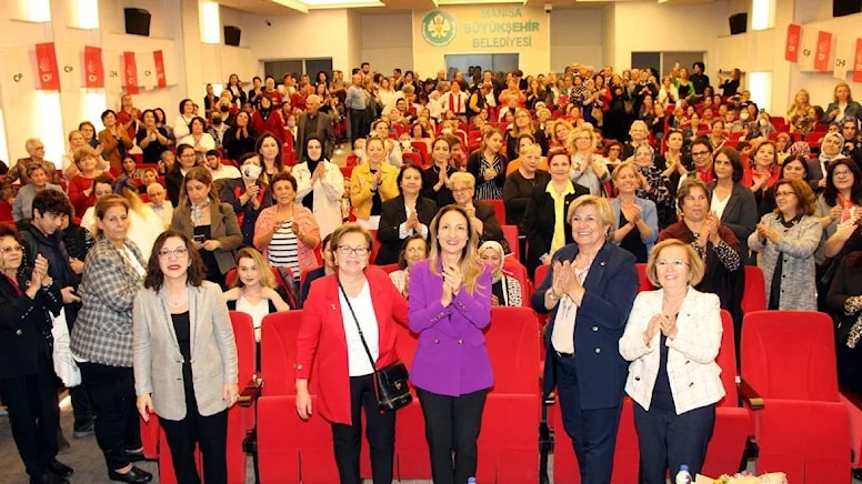 AKP'ye üye olduğunu bilmeyen 200 kadın, istifa edip törenle CHP'ye geçti