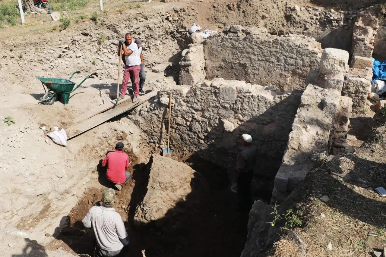 Hatay'da Roma dönemine ait odalar ve sunu kapları bulundu