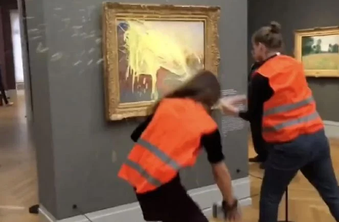 İklim aktivistleri 110 milyon dolarlık tabloya patates püresi fırlattı