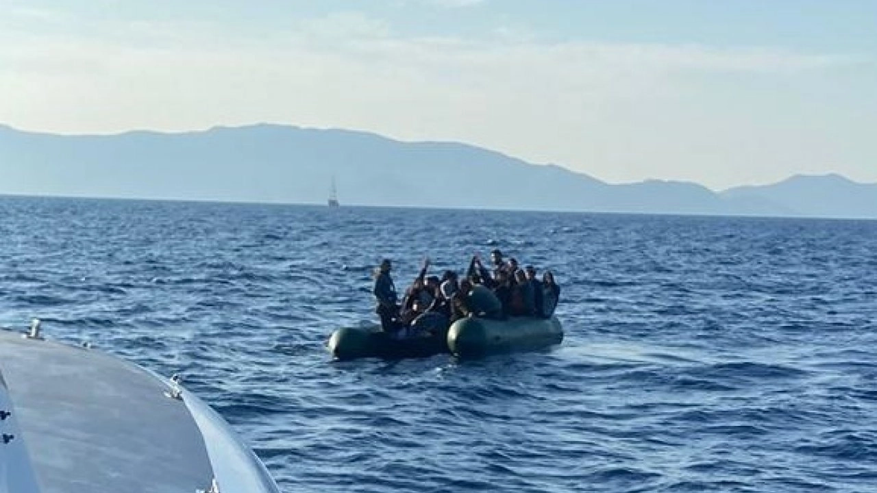 Fethiye açıklarında lastik botta 36 düzensiz göçmen yakalandı