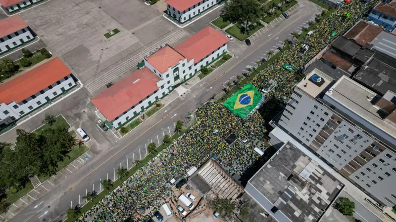 Seçimi kaybeden Bolsonaro'nun destekçileri kışla önüne gidip darbe çağrısı yaptı