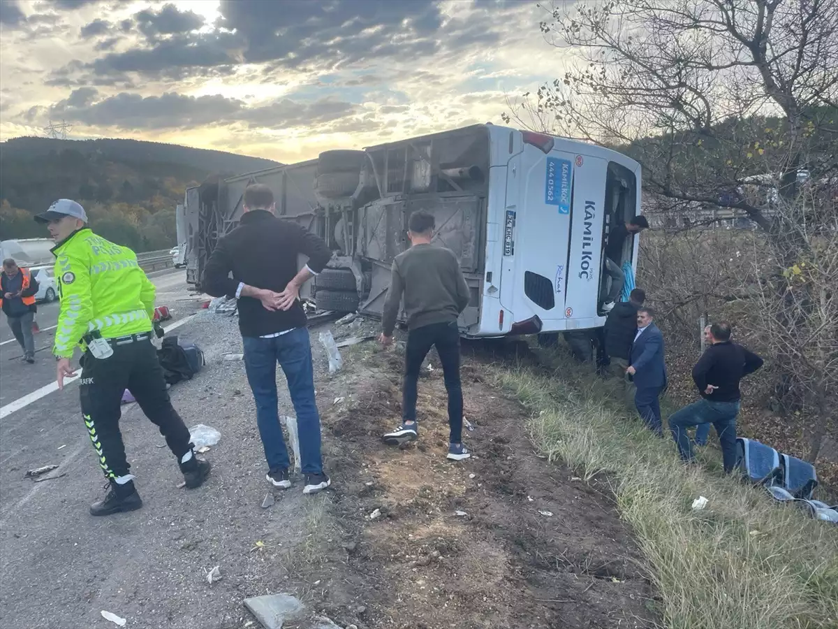 Yolcu otobüsü devrildi: 3 kişi hayatını kaybetti, 32 kişi yaralandı