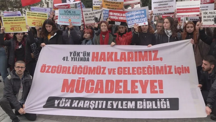 İstanbul Üniversitesi önünde YÖK protestosu