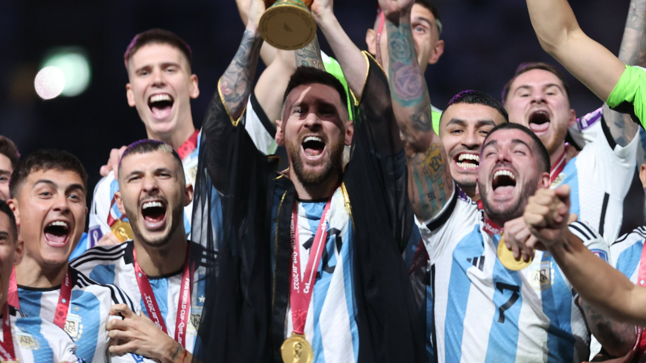 Kupa töreninde Messi'ye giydirilen 'cübbeye' Fatih Altaylı'dan tepki: 'Katar para ile satın aldı'