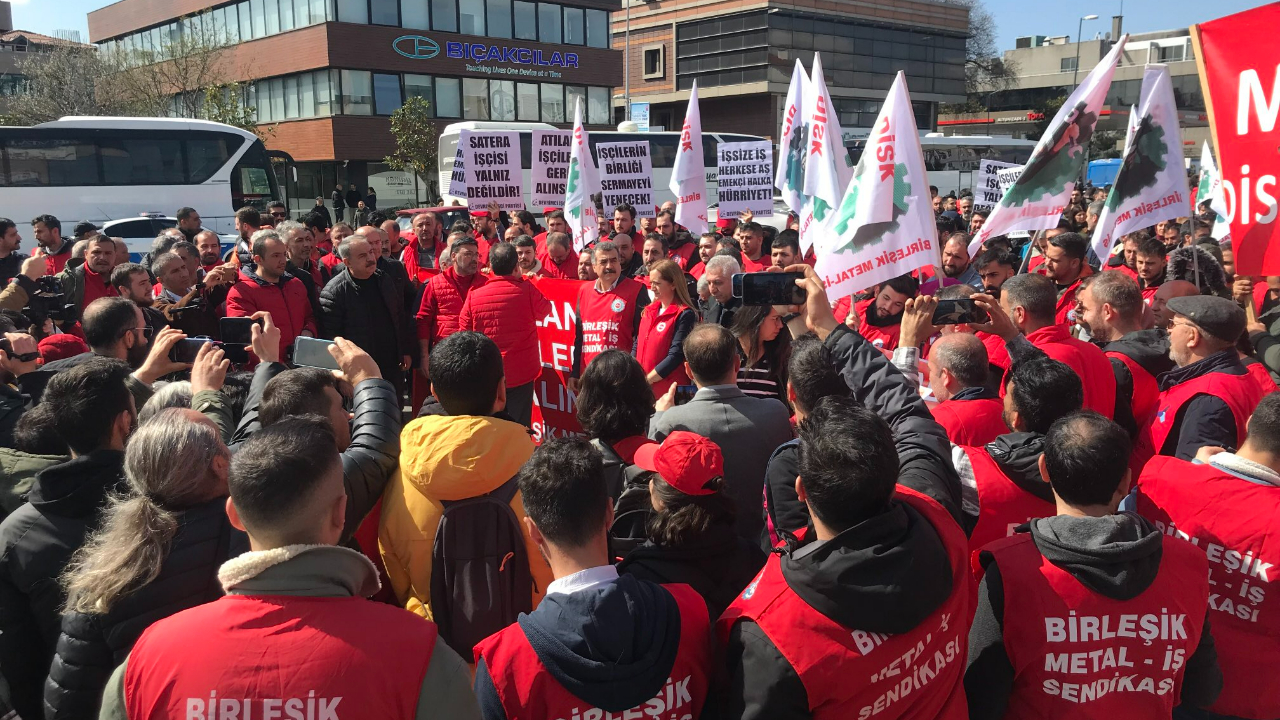 İşçilerden Cengiz Holding'in önünde eylem: 'Üç gün süre veriyoruz'